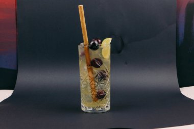 Lokantadaki masada alkol kokteyli.