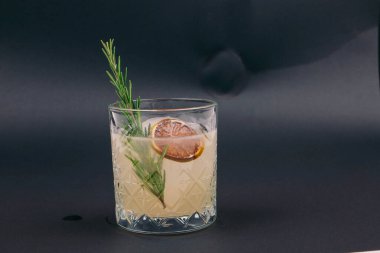 Lokantadaki masada alkol kokteyli.