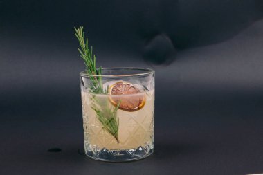 Lokantadaki masada alkol kokteyli.