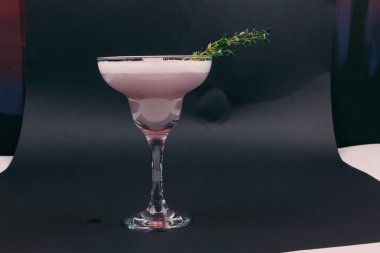 Lokantadaki masada alkol kokteyli.