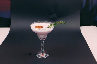 Lokantadaki masada alkol kokteyli.