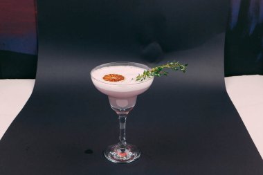 Lokantadaki masada alkol kokteyli.