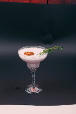 Lokantadaki masada alkol kokteyli.