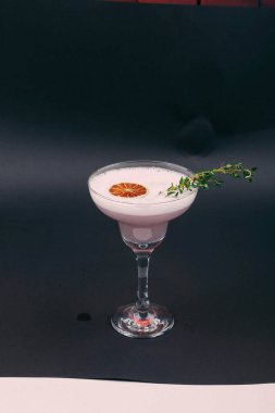 Lokantadaki masada alkol kokteyli.