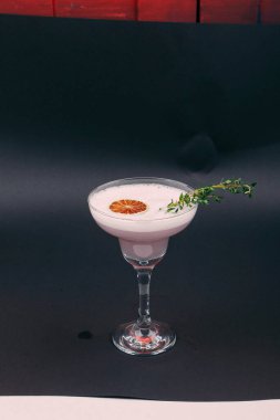 Lokantadaki masada alkol kokteyli.