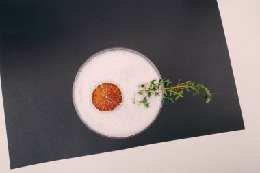 Lokantadaki masada alkol kokteyli.