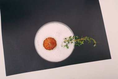 Lokantadaki masada alkol kokteyli.