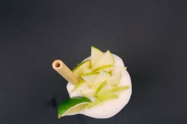 Lokantadaki masada alkol kokteyli.