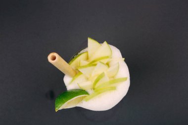 Lokantadaki masada alkol kokteyli.