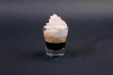 Lokantadaki masada alkol kokteyli.