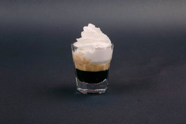 Lokantadaki masada alkol kokteyli.