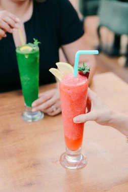 Lokantadaki masada alkol kokteyli.