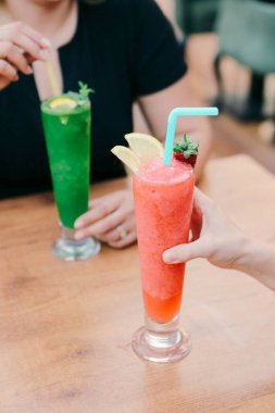 Lokantadaki masada alkol kokteyli.