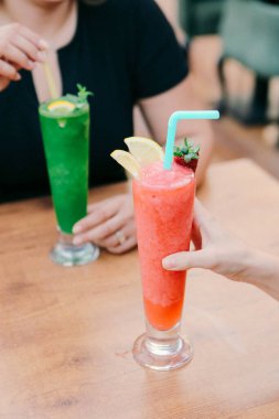 Lokantadaki masada alkol kokteyli.