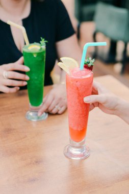 Lokantadaki masada alkol kokteyli.