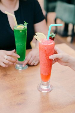 Lokantadaki masada alkol kokteyli.