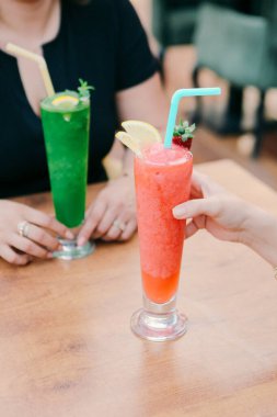 Lokantadaki masada alkol kokteyli.