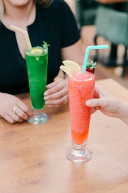 Lokantadaki masada alkol kokteyli.