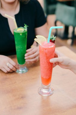 Lokantadaki masada alkol kokteyli.