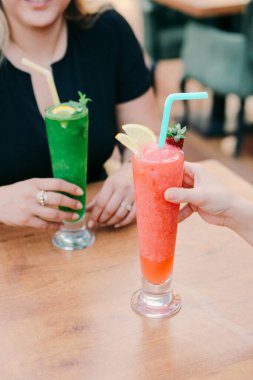 Lokantadaki masada alkol kokteyli.