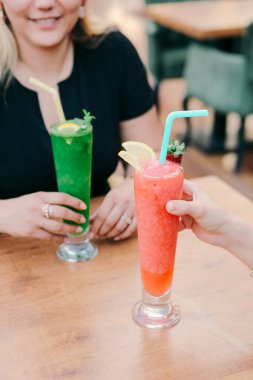 Lokantadaki masada alkol kokteyli.