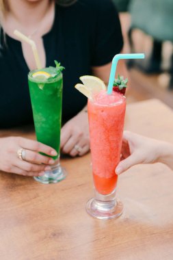 Lokantadaki masada alkol kokteyli.