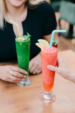 Lokantadaki masada alkol kokteyli.