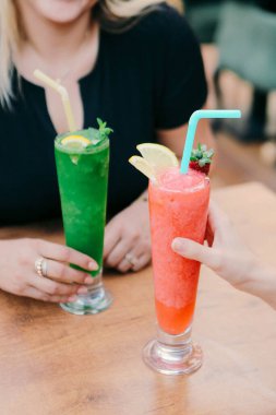 Lokantadaki masada alkol kokteyli.