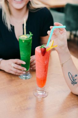 Lokantadaki masada alkol kokteyli.