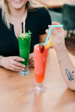 Lokantadaki masada alkol kokteyli.