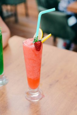 Lokantadaki masada alkol kokteyli.
