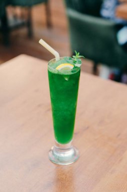 Lokantadaki masada alkol kokteyli.