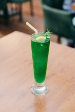 Lokantadaki masada alkol kokteyli.