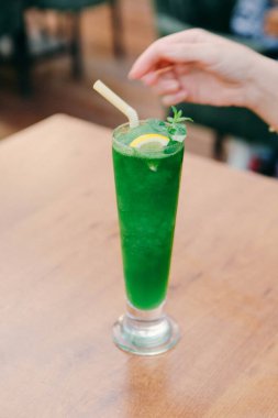 Lokantadaki masada alkol kokteyli.