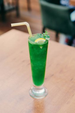 Lokantadaki masada alkol kokteyli.