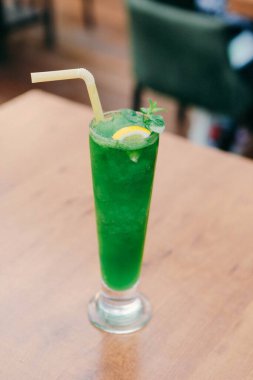 Lokantadaki masada alkol kokteyli.