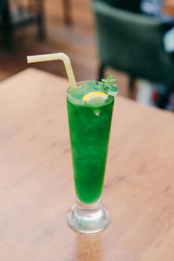 Lokantadaki masada alkol kokteyli.