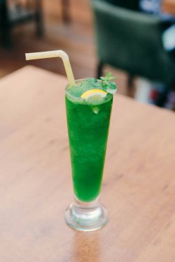 Lokantadaki masada alkol kokteyli.