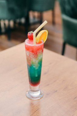 Lokantadaki masada alkol kokteyli.