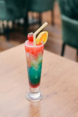 Lokantadaki masada alkol kokteyli.