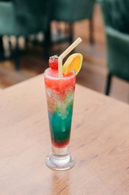 Lokantadaki masada alkol kokteyli.