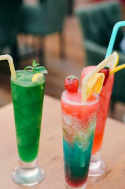 Lokantadaki masada alkol kokteyli.