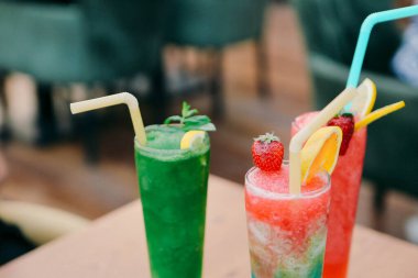 Lokantadaki masada alkol kokteyli.