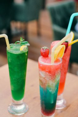 Lokantadaki masada alkol kokteyli.