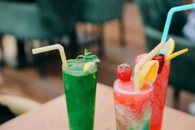 Lokantadaki masada alkol kokteyli.