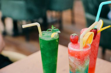 Lokantadaki masada alkol kokteyli.