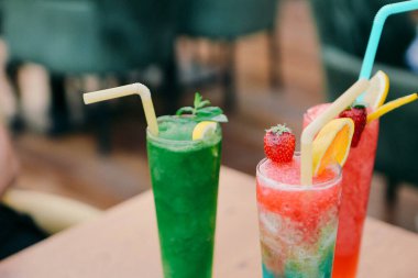 Lokantadaki masada alkol kokteyli.