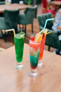 Lokantadaki masada alkol kokteyli.