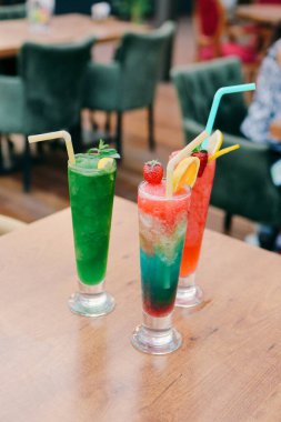 Lokantadaki masada alkol kokteyli.