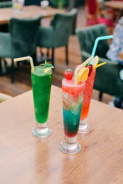 Lokantadaki masada alkol kokteyli.
